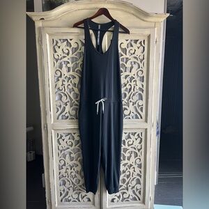 Vuori racer back jumper, size medium, black